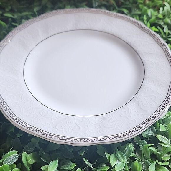 Wedgewood Bone China Bread Plate Queen's Lace Pattern - Picture 2 of 6